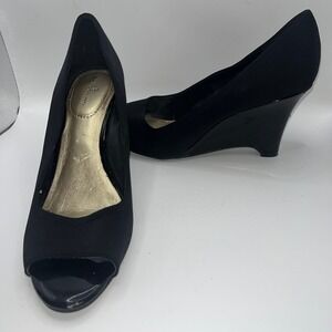 Bandolino 7M TufflovePeep Toe Wedge Heels Patent Mixed Media Classic Chic
